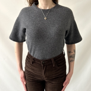 by Aylin Koening szary sweter wełna + kaszmir krótki rękaw