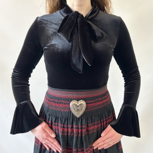 czarna aksamitna bluzka z wiązaniem