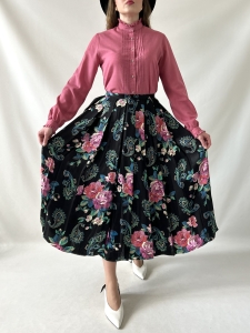 rozkloszowana plisowana czarna spódnica w róże
