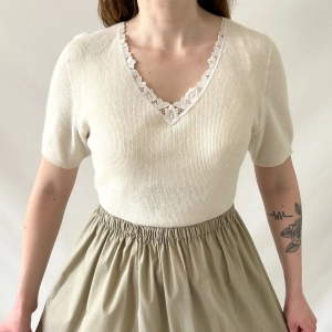 kremowy sweterek z angory z krótkim rękawem