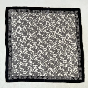 100% jedwab apaszka biało-czarna paisley