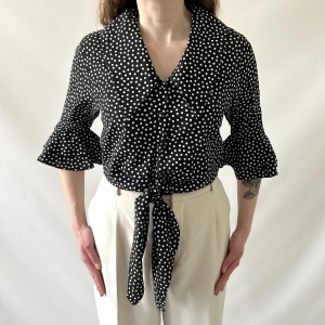 czarna koszula w groszki z wiązaniem wiskoza