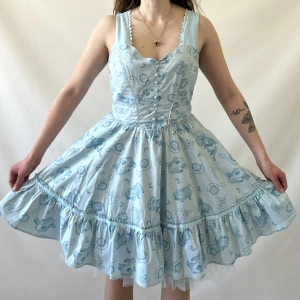 rozkloszowana sukienka Alicja w Krainie Czarów