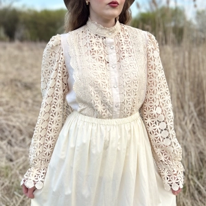 kremowa koszula w barokowym stylu