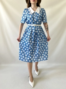 niebieska sukienka w kwiaty retro kołnierz