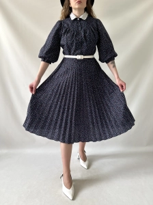 rozkloszowana vintage sukienka retro kołnierz