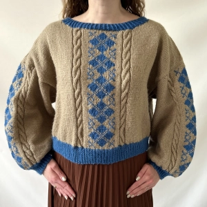 100% wełna karmelowy sweter w niebieskie romby 